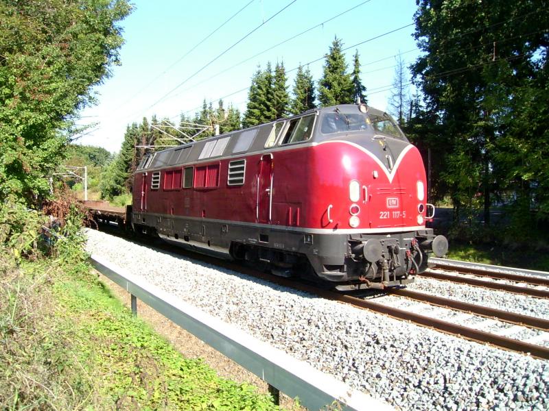 BR 221 117 - 5 der EfW bei Meckelfeld ( Seevetal ).

Bei strahlendem Sonnenschein liefert die im Top-Zustand gehaltene BR 221 am 29.09.04 neuen Schotter an.