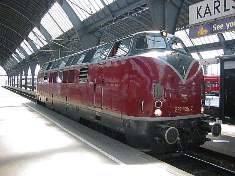 BR 221 135 am 29.05.2004 in Karlsruhe Hbf. 