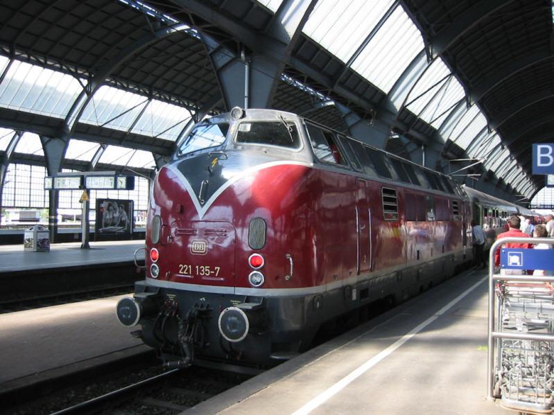 BR 221 135 am 29.05.2004 in Karlsruhe Hbf. Die Lok hatte einen Sonderzug nach Karlsruhe gebracht, der dann von einer Dampflok der BR 01 bernommen wurde.