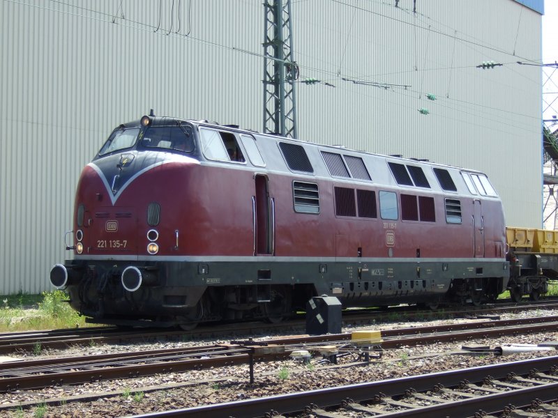 221 135-7 steht am 17. Juni 2007 in Durmersheim. 