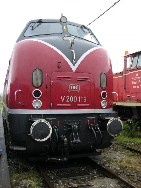 03.09.2006: Museumslok V200 116 gl�nzt regennass auf der Fahrzeugschau zum