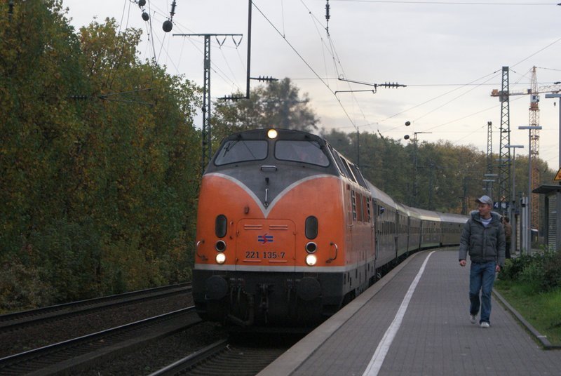 221135-7 + Re 4 / 4 at 10 008 with