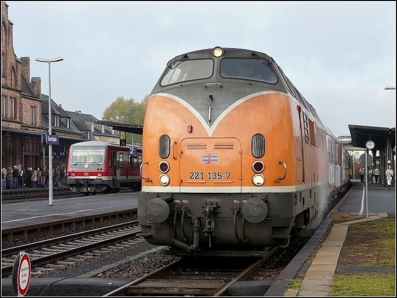 Die Diesellok 221 135-7 der Bocholter Eisenbahn Gesellschaft steht am