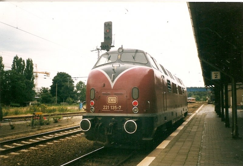 Even the legendary DB V200 came Rügen.Im July 1998 221