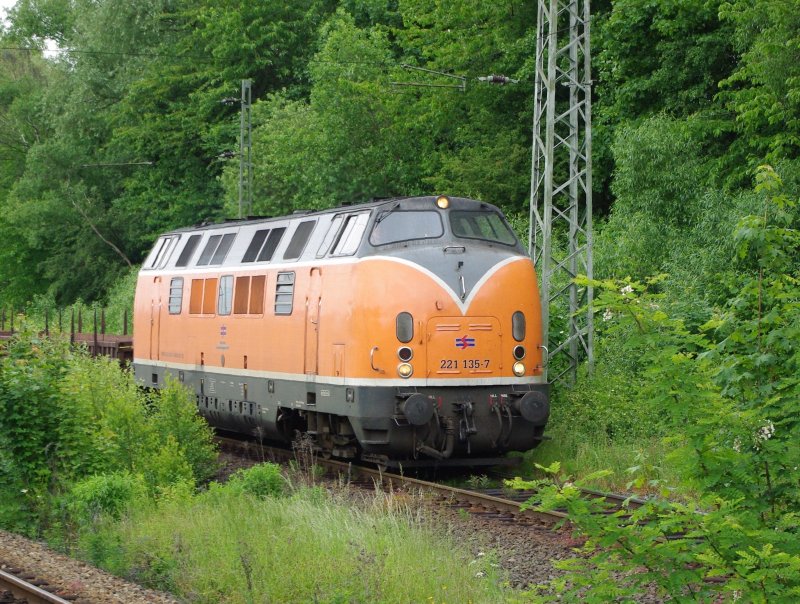Die 221 135-7 der Bocholter Eisenbahngesellschaft mit leerem Kupferzug in