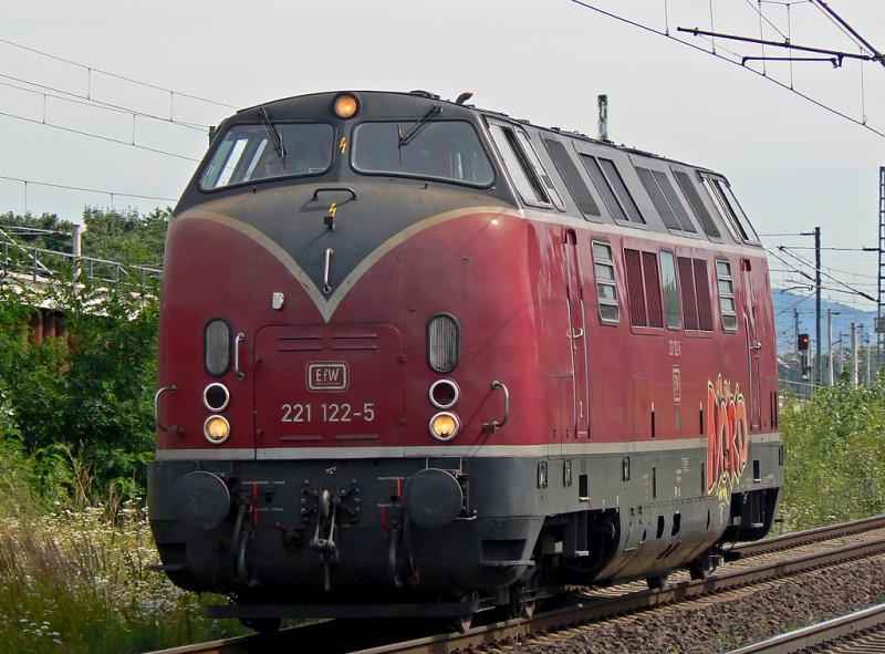 Eine V200 (221 122-5) der EfW aus rtg S�den kommend,