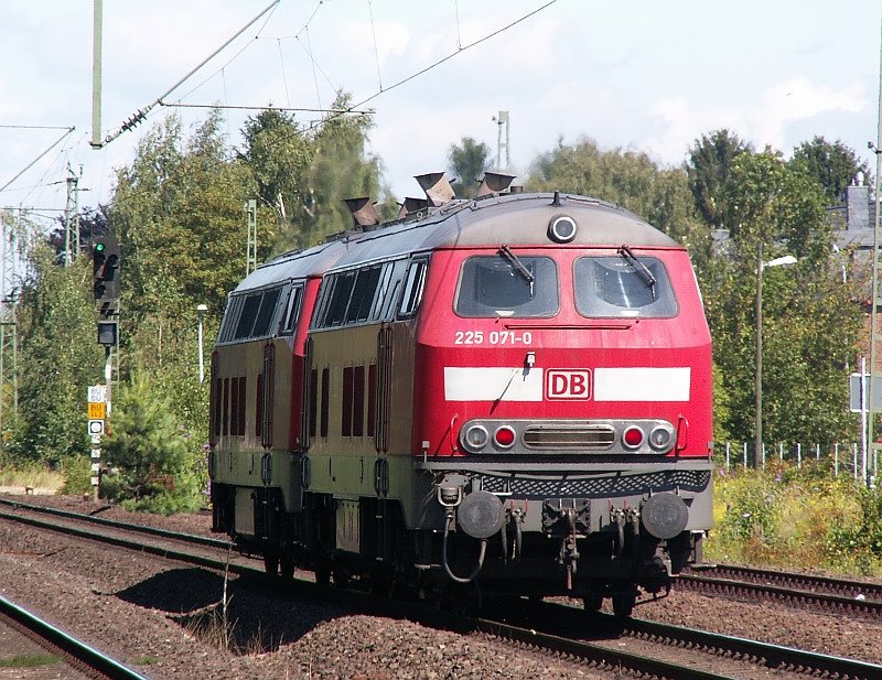 Die 225 071-0 durcheilt in einer Doppeltraktion mit einer anderen