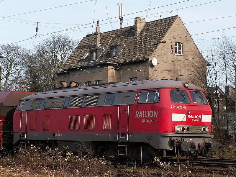 Im Hintergrund ist das Bahnhofsgeb�ude des ehem. Bahnhofs in Ratingen