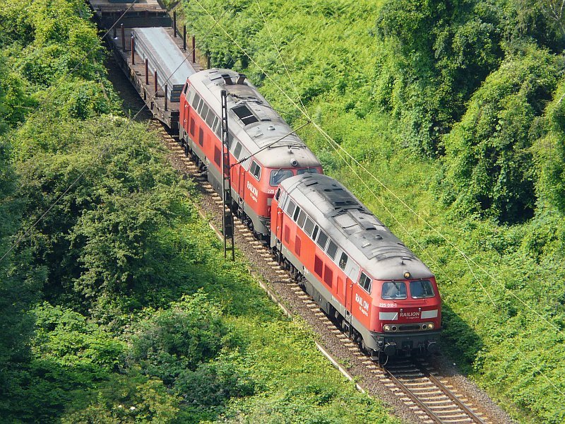 Eine Doppeltraktion 225er f�hrt in Richtung Oberhausen Osterfeld. Das Foto