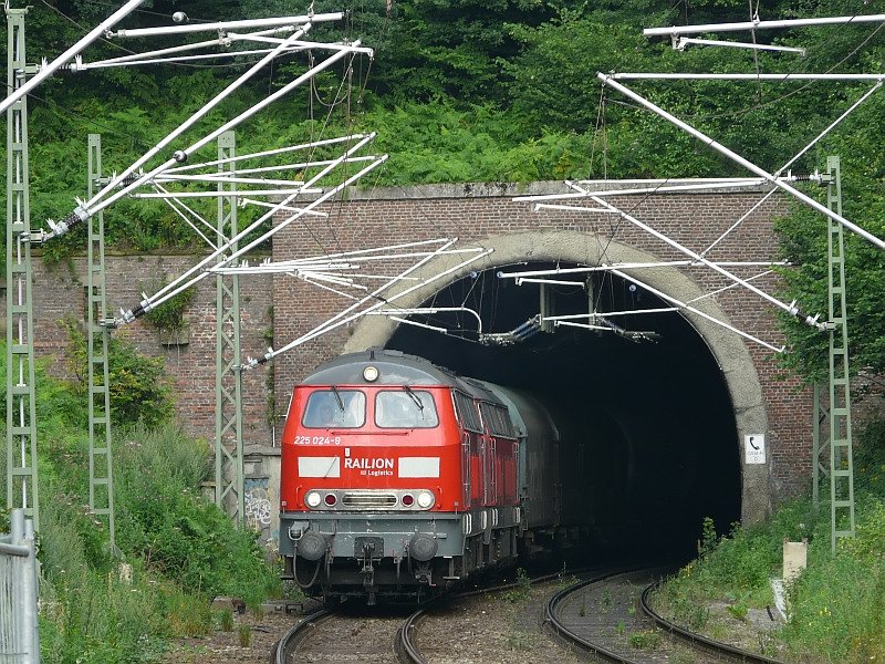 R�hrend schiebt sich dieser Zug aus dem Tunnel. Durch die