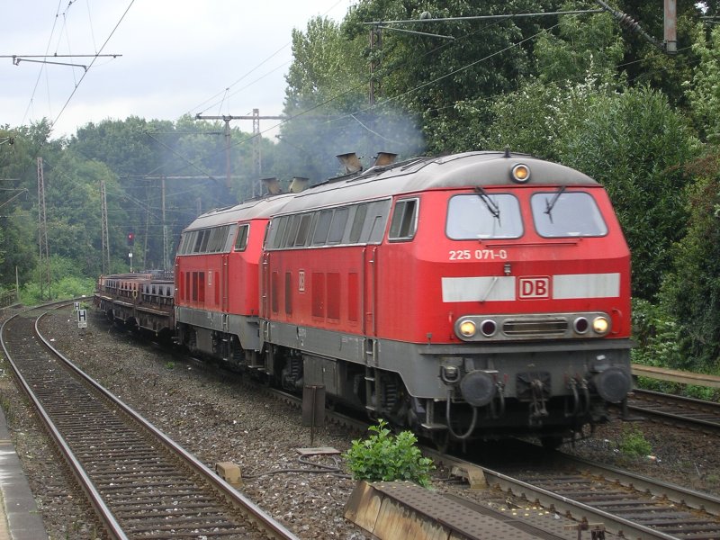225 071-0 und 225 084-3 ziehen leere Wagen (f�r Blechrollen)
nach
