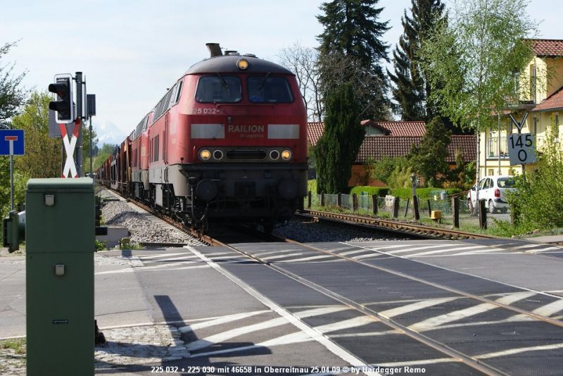 Auch Leer-Auto-Z�ge befuhren dieses Mal ungewohntes Terrain..
Ein Doppel aus 225