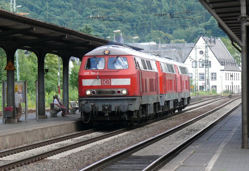 Dieser Lokzug bestehend aus drei 225er (225 150-2 als Zuglok,
