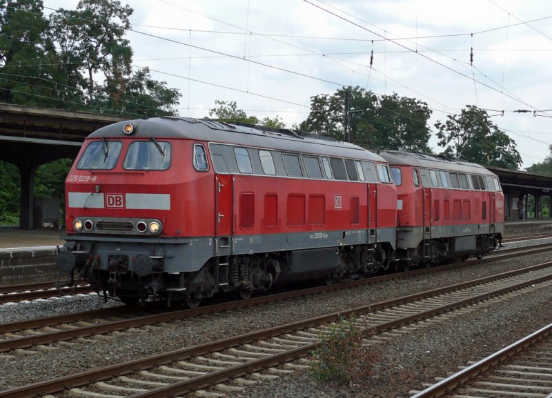 225 029-8 mit einer weiteren 225er bei der Durchfahrt in