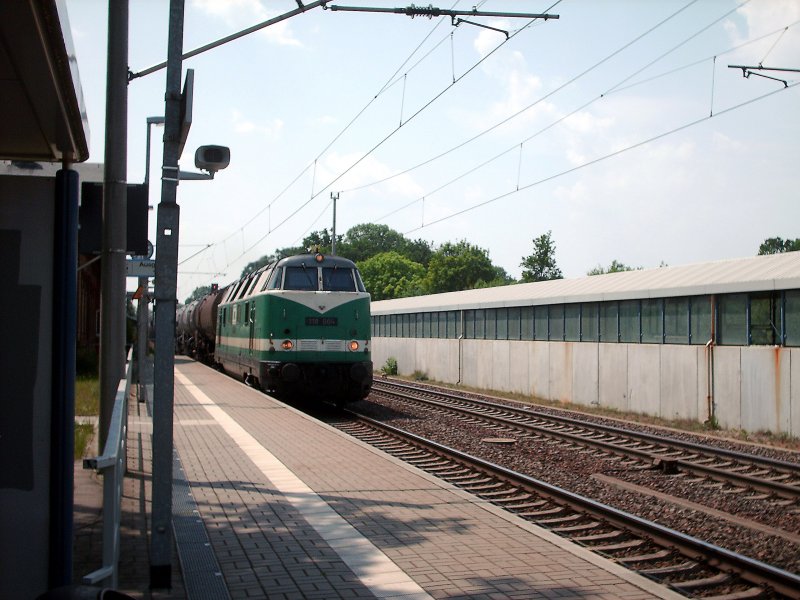 118 004 der ITL vor ein Kesselwagen Gz in Richtung