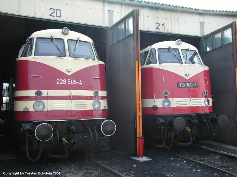 Aufgenommen im Bw Arnstadt am 2.5.2004
BR 228 505-4 und BR