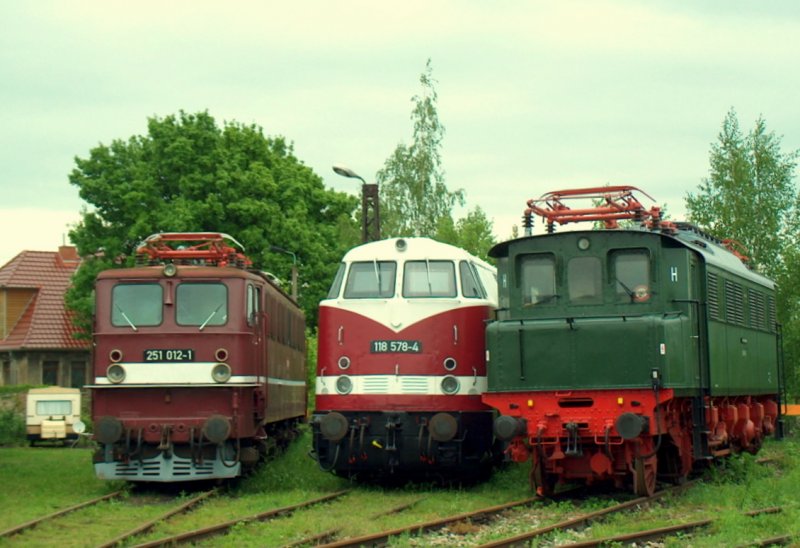 DR 251 012-1 + 118 578-4 + 104 011-8 in