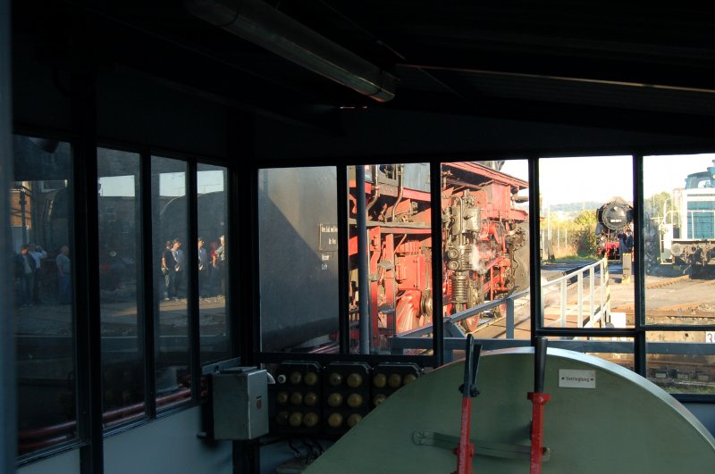 Heute mal ein etwas anderes Bild: Blick durch das Drehscheibenh�uschen