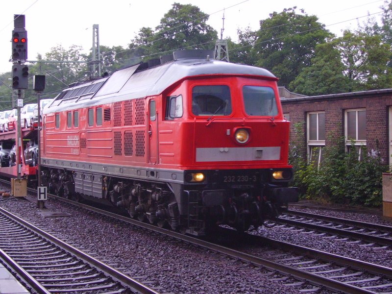 232 230-2 f�hrt mit vielen Autos durch Hamburg-Harburg. 22.08.07 