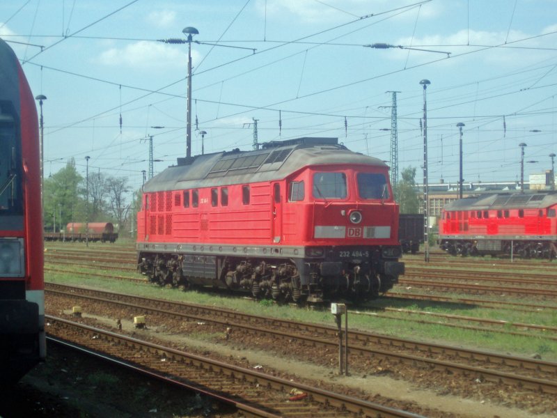 Die 232 494-5 am 27.04.08 im Bahnhof Cottbus . 