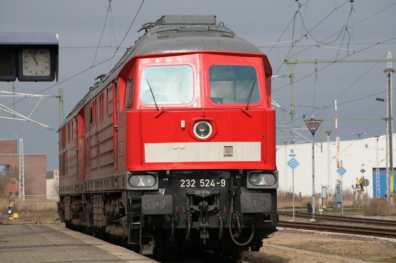 232524-9 waits Schwesterlok in Wismar on the next job. 31.03.2009