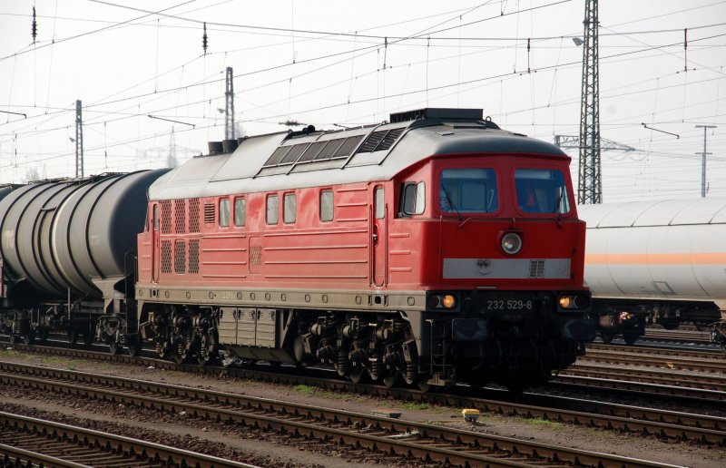 232 529 bringt am 04.04.09 einen Keselwagenzug aus Richtung Erfurt