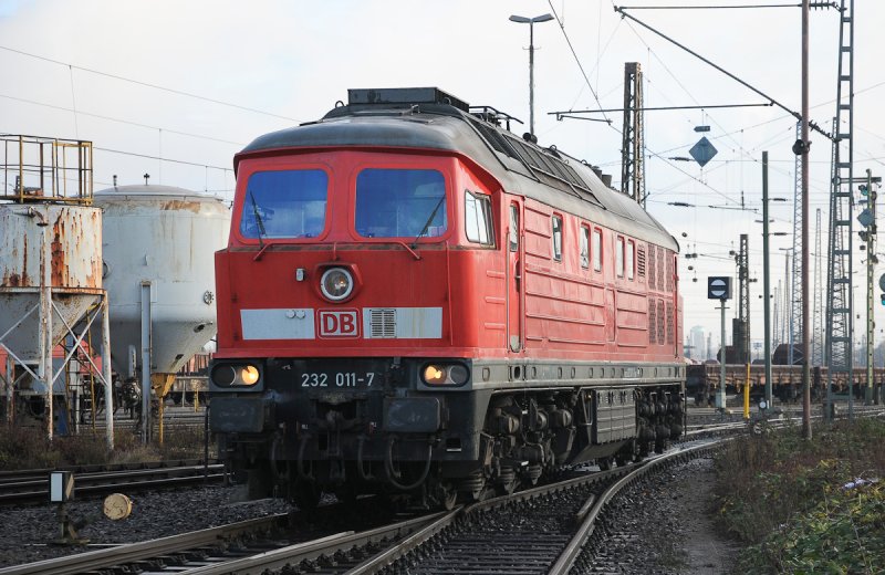 232 011 rollt in Oberhausen West ein. 07.12.2008 