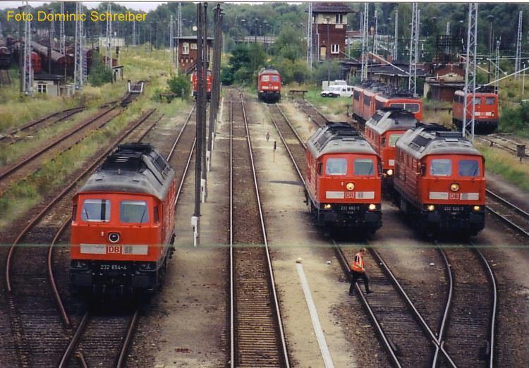 Br.232-654-4 and other locomotives of class 232 in the yard