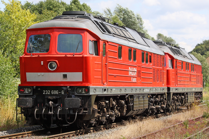 Die 232 686-6 wird von der 232 553-8 nach Rheinkalk