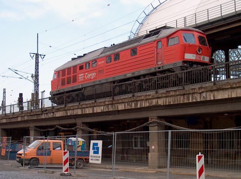 "Ludmilla" 232 277 at drive-through in Dresden Hbf. - 04/12/2005