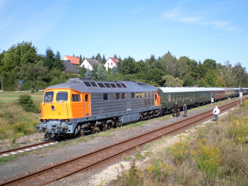 232 850 steht mit dem Leerzug nach Naumburg(Saale) abfahrbereit im