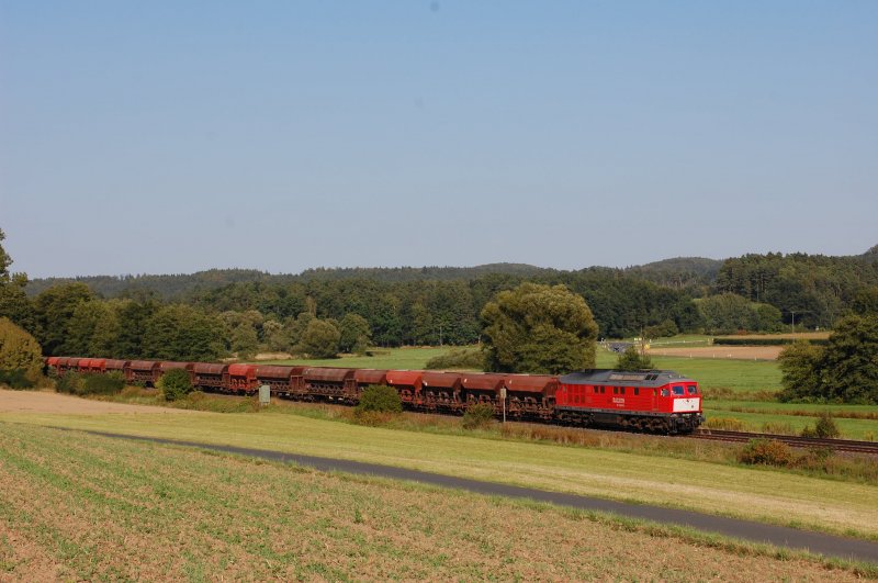 232 902 mit einem Schotterzug bei Hammerschrott am 01.09.2009 