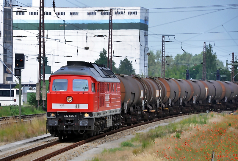 232 675 zieht einen Kesselzug durch den Bf Anklam am