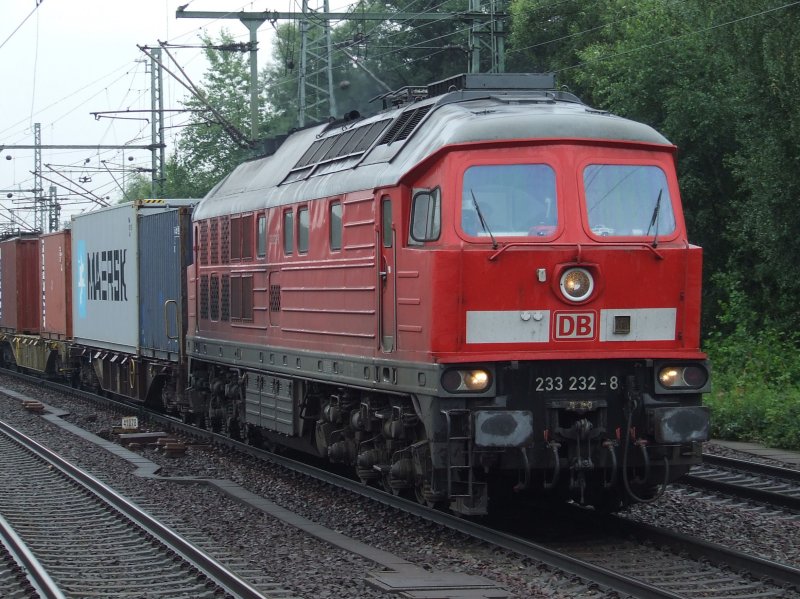 BR 233232-8 pulling a container train through HH-Harburg for the
