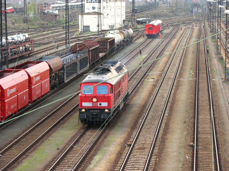 233458-9 came back from a Hilfszugeinsatz, here in the freight