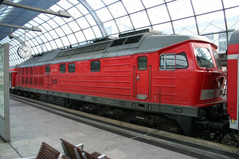 233 536-2 in Berlin Spandau mit einem Zug bestehend aus