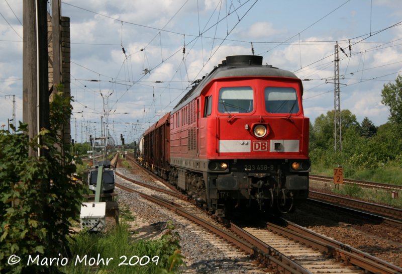 233 458-9 passiert mit einem kurzen G�terzug Priort am Berliner