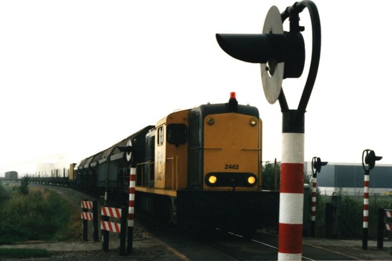 2462 mit �bergabeg�terzug 55763 Onnen-Veendam in Veendam am 14-8-1987. Bild