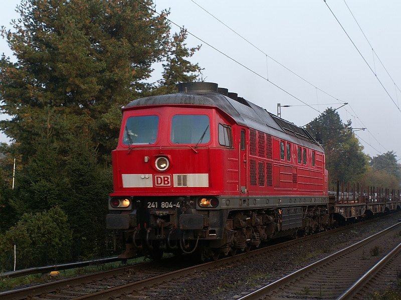 Eine BR241 zieht einen gemischten G�terzug durch Ratingen Lintorf. Das