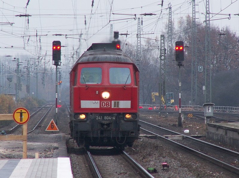Mit sonorem Brummen rauscht diese BR 241 durch den Bahnhof