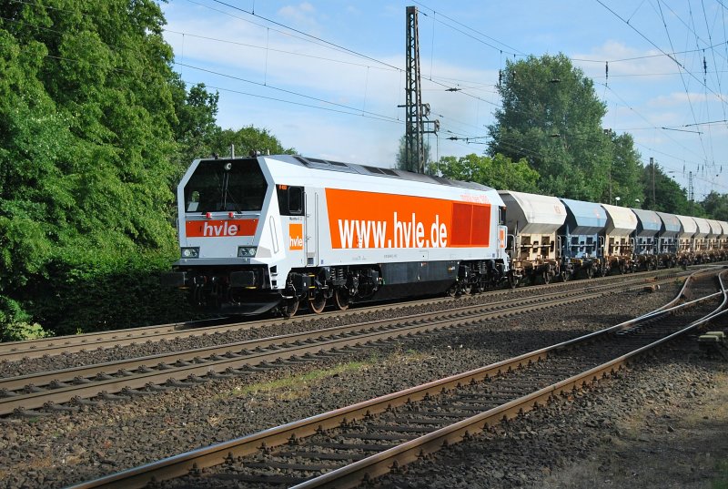 V490 am 17.6.09 mit einem Schotterzug in Eystrup auf dem