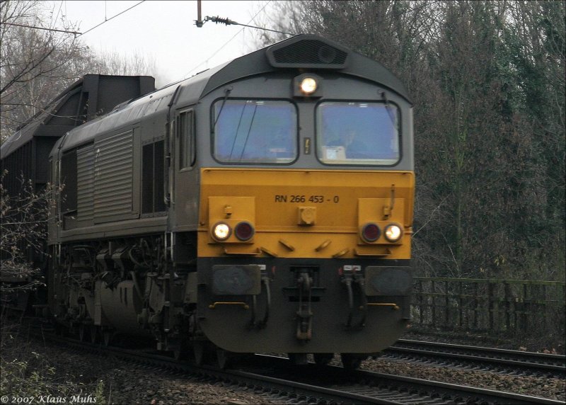 RN 266 453-0 bei der Fahrt durch Wanne-Unser-Fritz. 