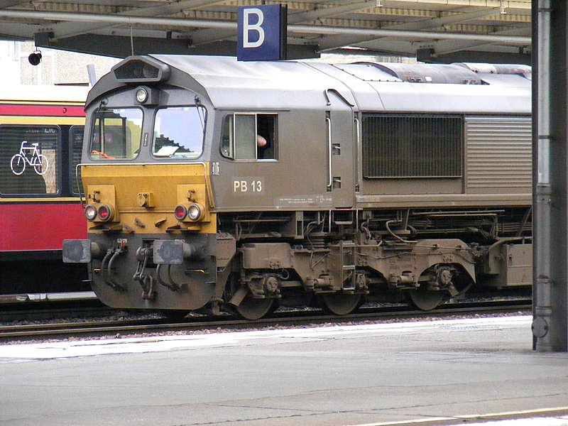Am Karfreitagmorgen stand diese DLC-Class 66 mit einem Silowagenzug im