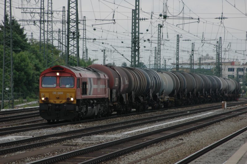 Class 66 DE 669 am 22.05.08 mit einem schweren Kesselwagenzug