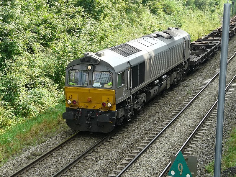 Eine Class 66 zieht einen G�terzug aus Richtung Montzen kommend