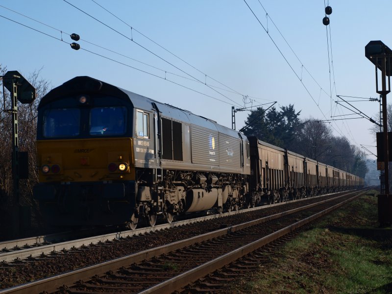 Die Class66 der Rurtalbahn schleppt mit Gebr�ll einen schweren G�terzug
