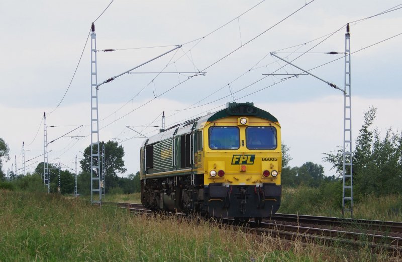 Eine Diesellok der FPL wird gleich in den Bahnhof von