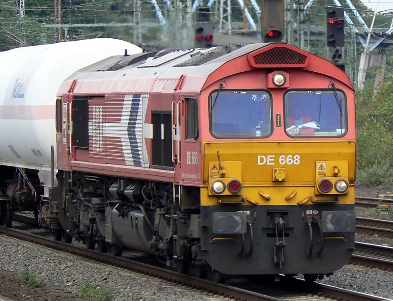 DE668 der HGK bei der Durchafhrt mit einem Kesselzug in