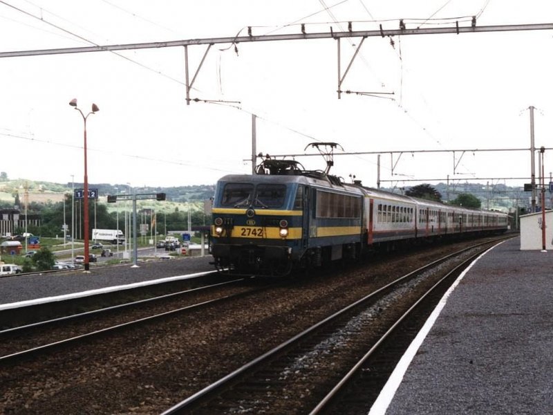 2742 mit IC 1739 Welkenraedt-Qui�vrain auf Bahnhof Angleur am 16-5-2001.