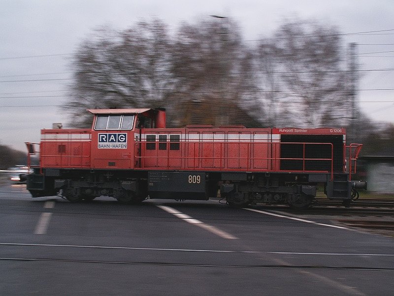 This "Ruhrpott-Sprinter" Moers rushes through the station. The photo was